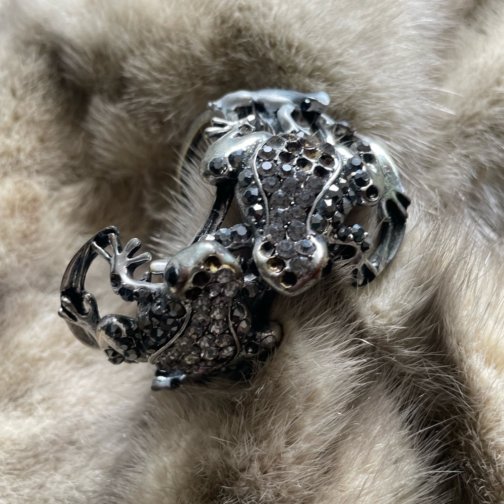 Vintage Kissing Frogs Bracket In Excellent Condition!